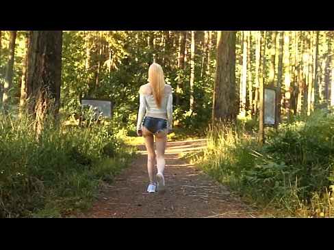❤️ Kaunis nainen liikkuu hitaasti, ei alaston video Pornovideo at us ❤